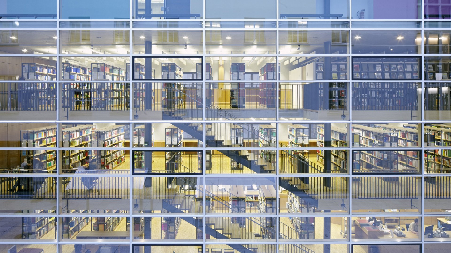 Glasfront der Bibliothek bei Tag