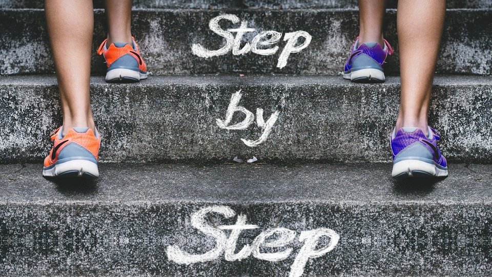 eine Steintreppe mit der Aufschrift step by step
