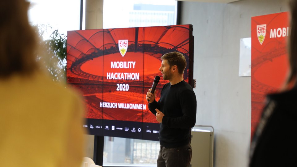 Mann h?lt beim Mobility Hackathon einen Vortrag