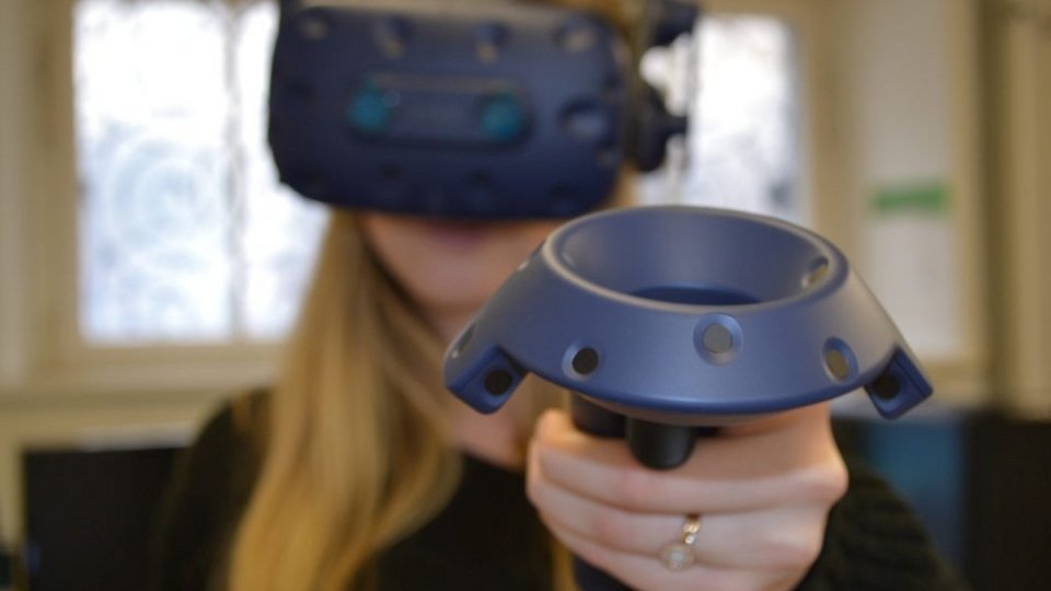 Person testet die Virtuelle Realit?t