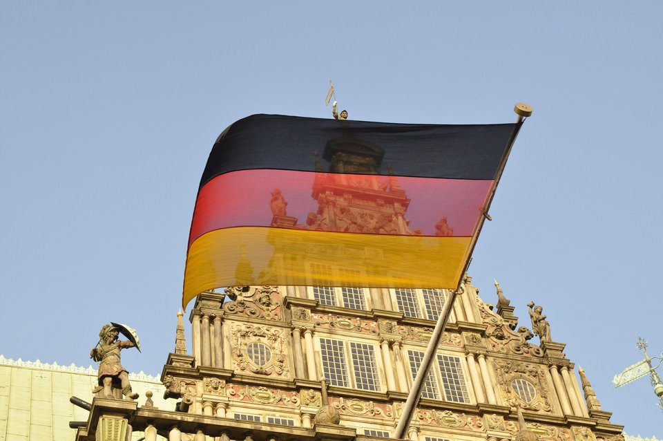 Deutsche Flagge vor historischem Geb?ude