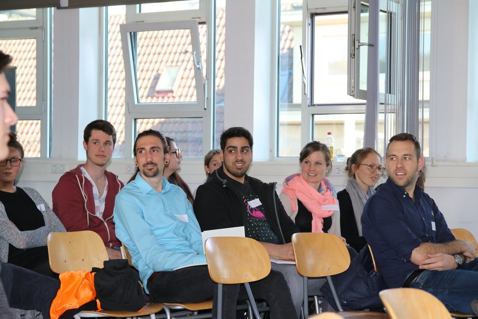 Stipendiaten im Gespr?ch mit Stipendiengebern beim Jobtalk der HFT Stuttgart