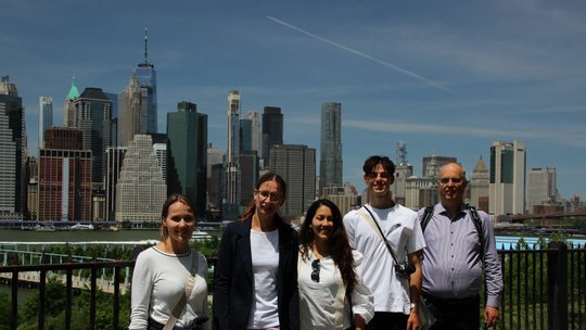 Gruppenbild der Workshop-Teilnehmer vor New Yorker Skyline
