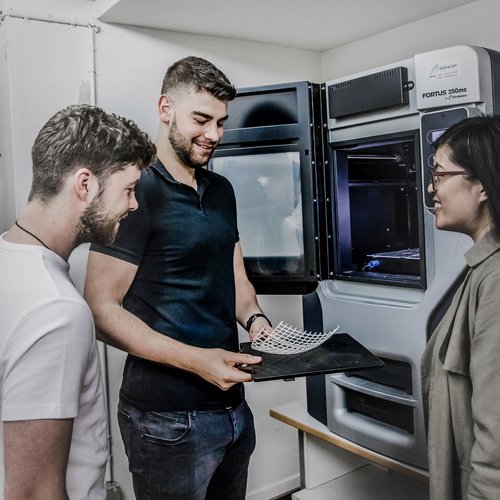 Studenten der Informationslogistik am 3D-Drucker