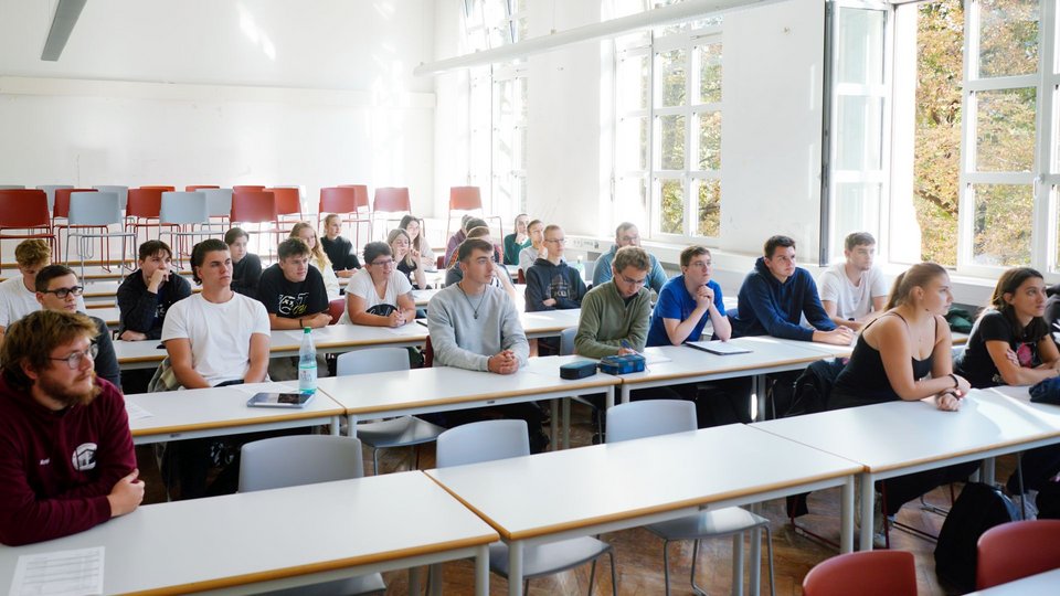 Begrssung der Studentinnen und Studenten im 365ַ_365±ַ@ Studiengang Vermessung und Geoinformatik an der HFT Stuttgart im Wintersemester 2023
